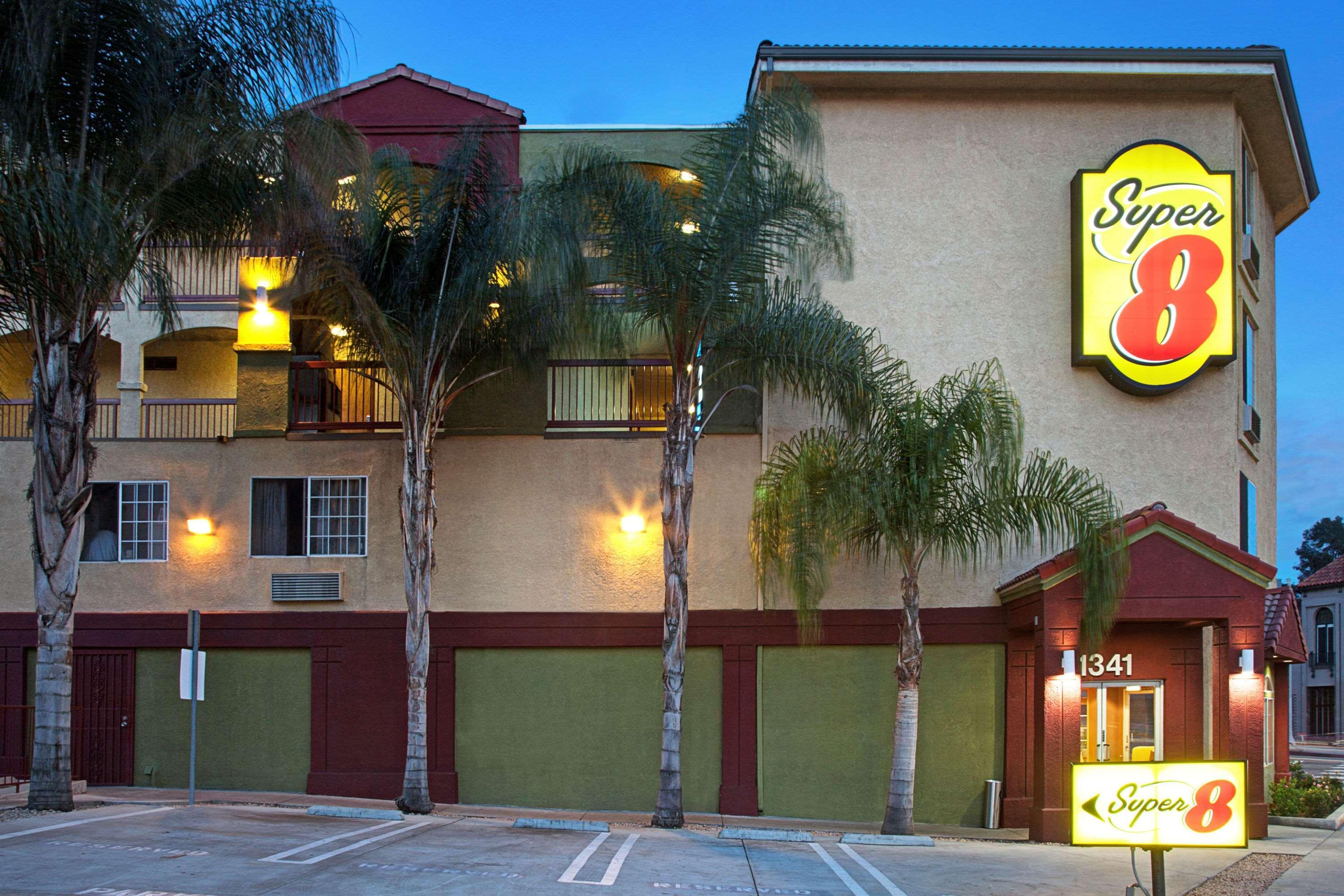 Super 8 By Wyndham Los Angeles Downtown Exterior photo